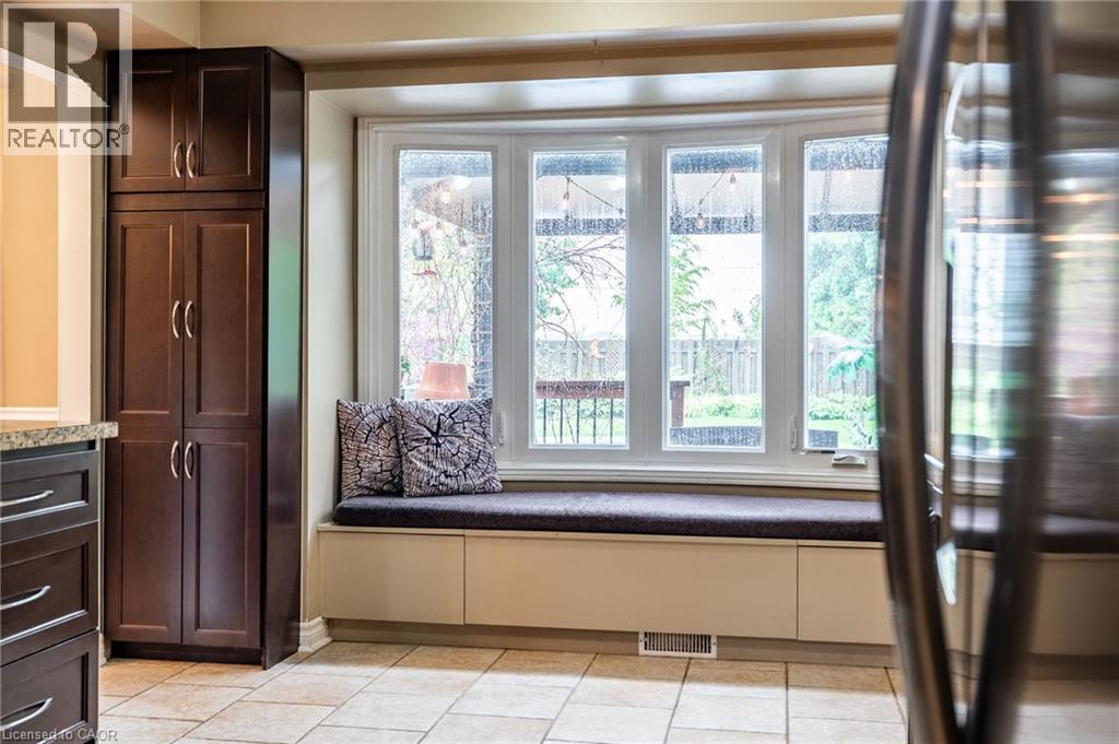 Photo 10 of 24 Vance Crescent, Waterdown ON