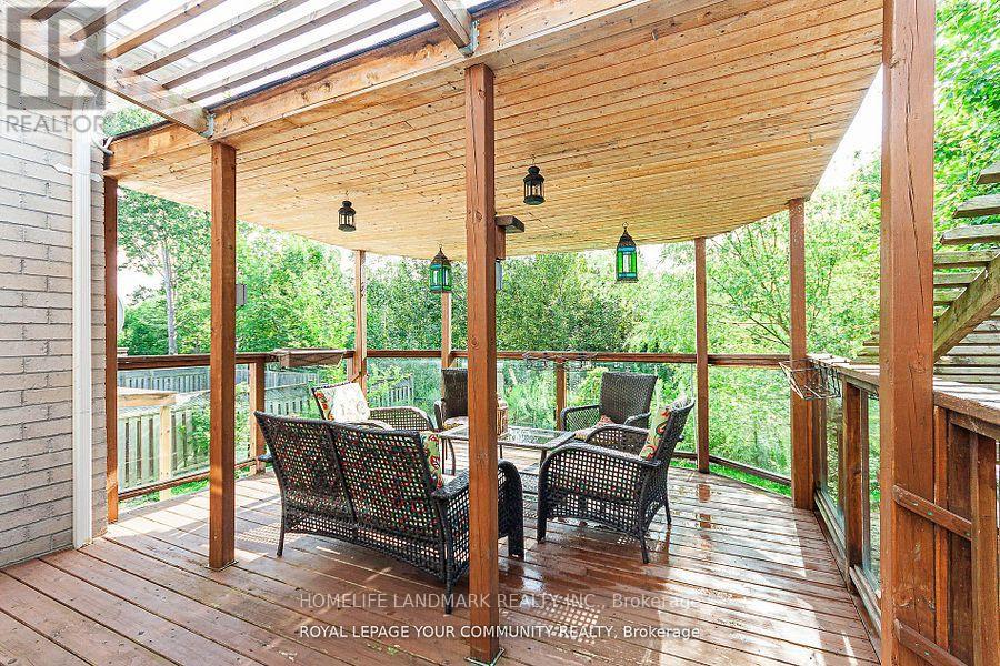 Photo 12 of 111 Deerwood Crescent, Richmond Hill ON