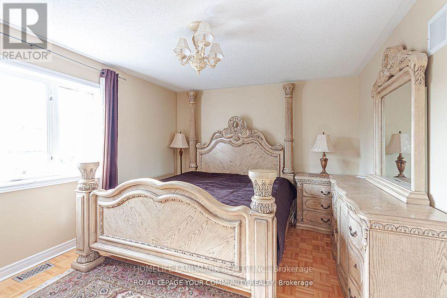 Photo 3 of 111 Deerwood Crescent, Richmond Hill ON