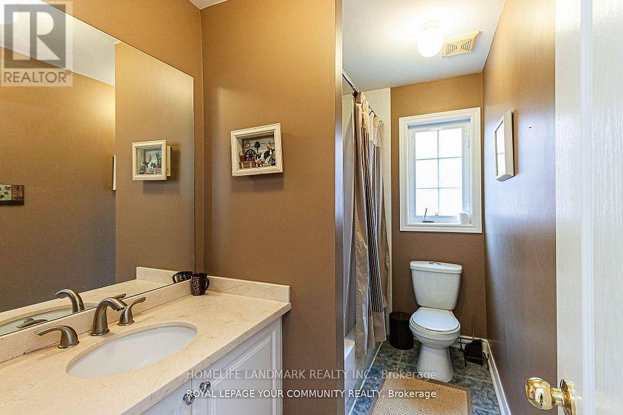 Photo 6 of 111 Deerwood Crescent, Richmond Hill ON