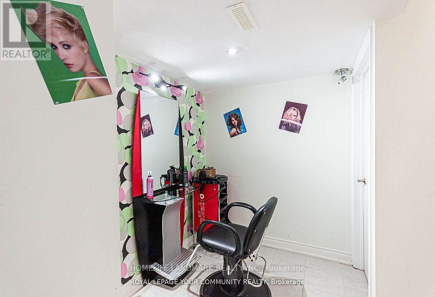 Photo 13 of 111 Deerwood Crescent, Richmond Hill ON