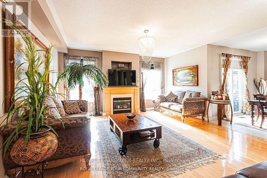 Photo 11 of 111 Deerwood Crescent, Richmond Hill ON