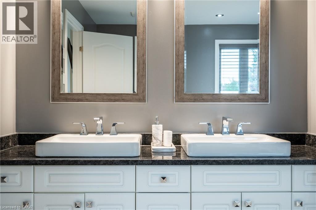 Photo 39 of 7 Volterra Court, Waterdown ON
