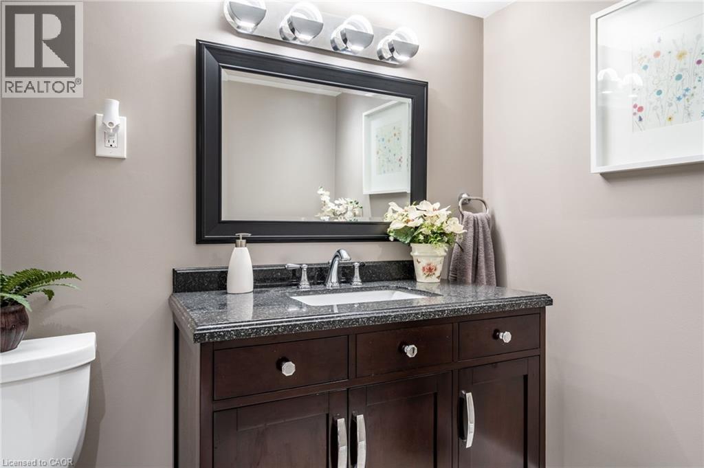 Photo 5 of 7 Volterra Court, Waterdown ON