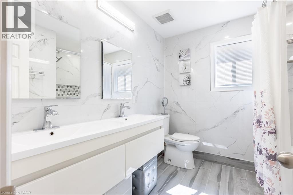 Photo 19 of 40 Premier Road, Waterdown ON