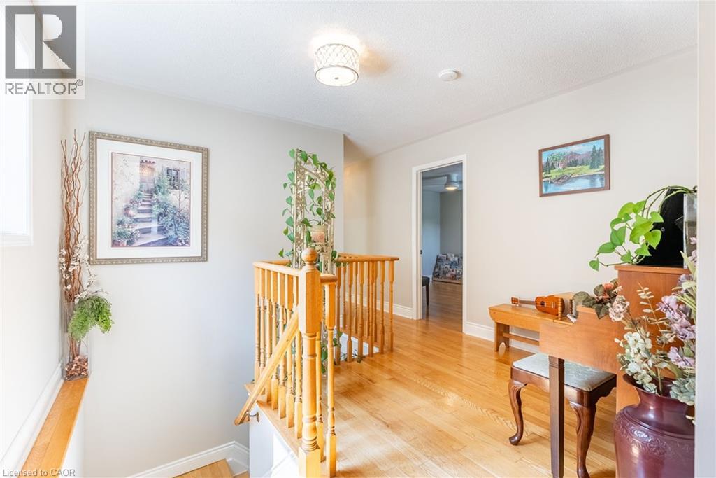 Photo 13 of 40 Premier Road, Waterdown ON