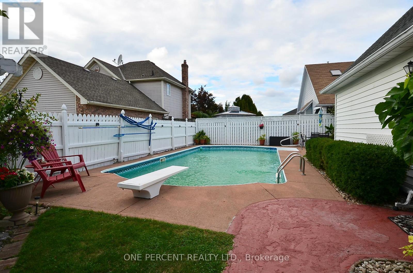 Photo 31 of 1 Dunbar Crescent, St Catharines ON