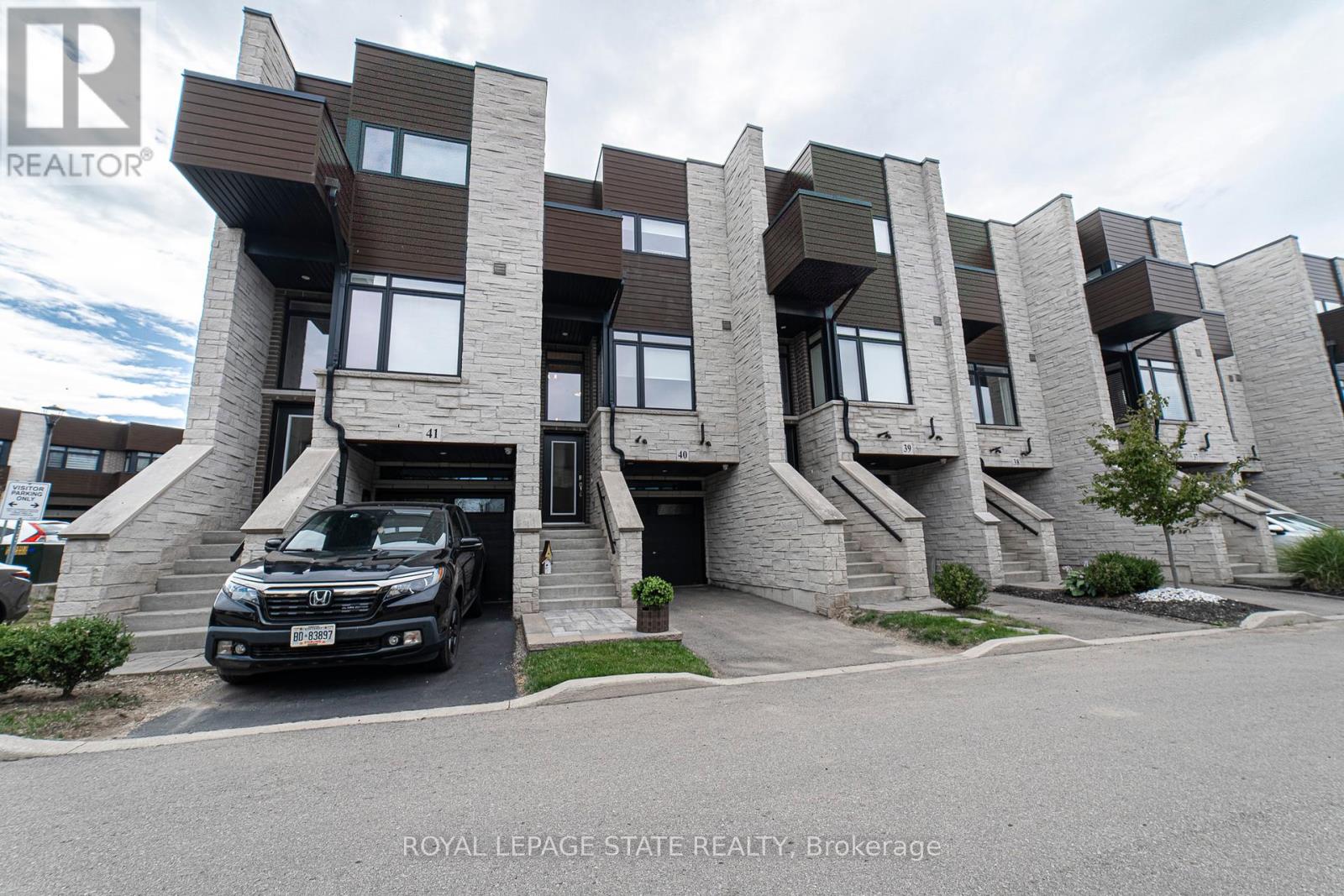 Photo 1 of 40 35 Midhurst Heights, Hamilton ON