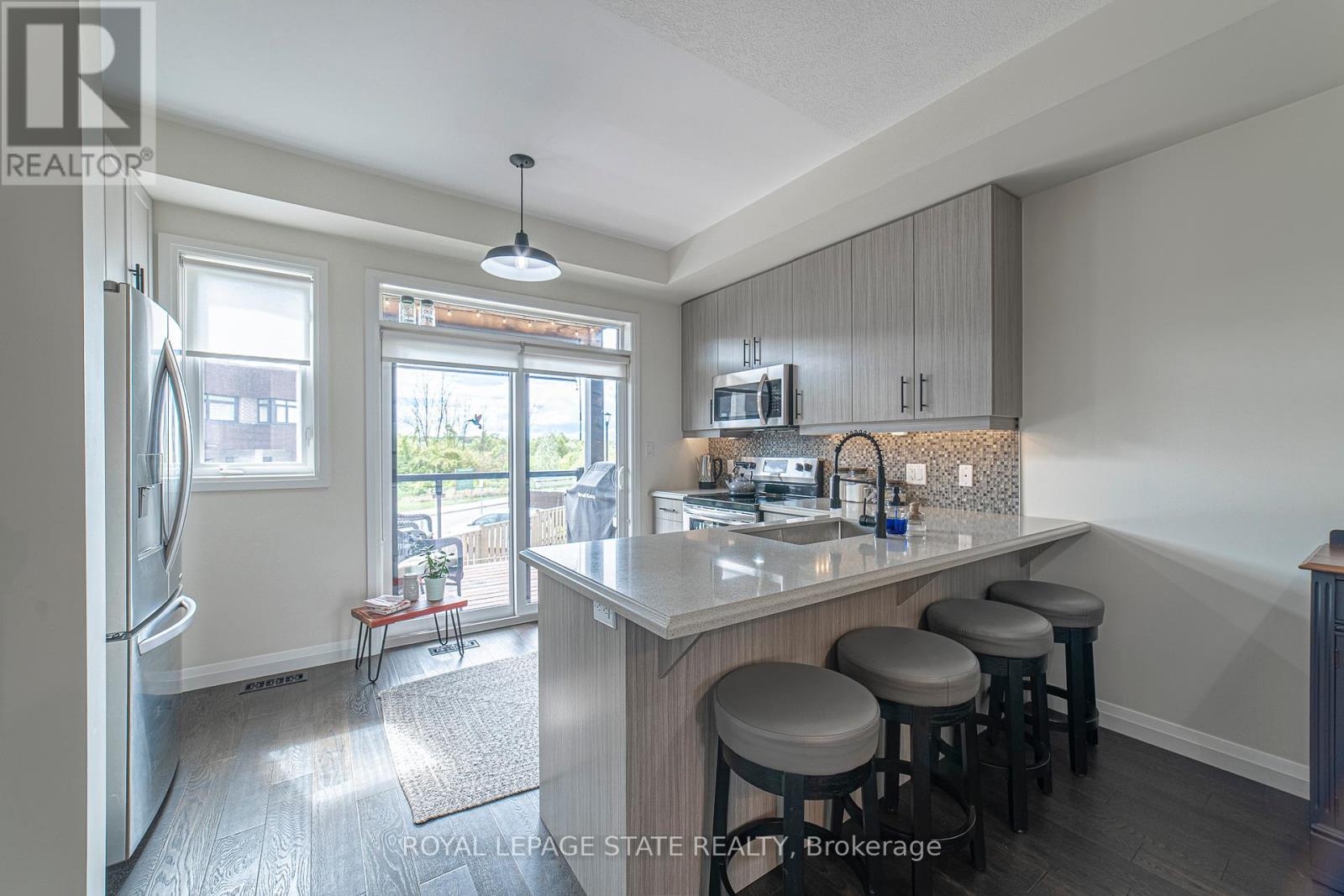 Photo 11 of 40 35 Midhurst Heights, Hamilton ON