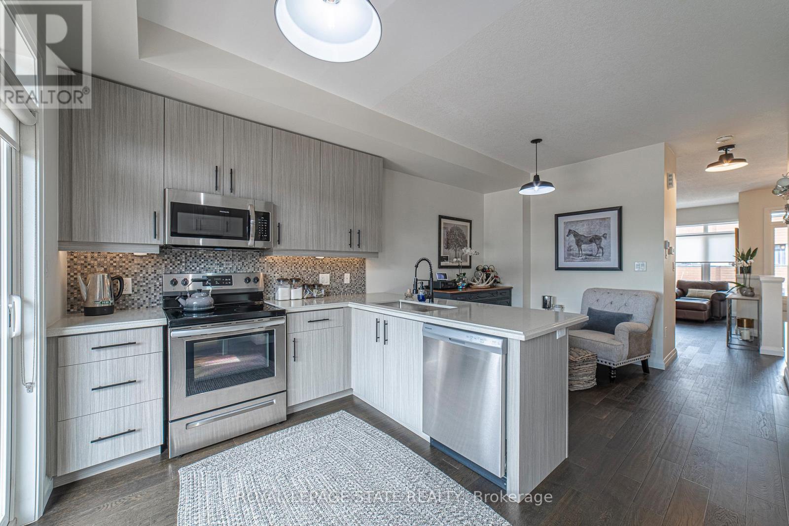 Photo 12 of 40 35 Midhurst Heights, Hamilton ON