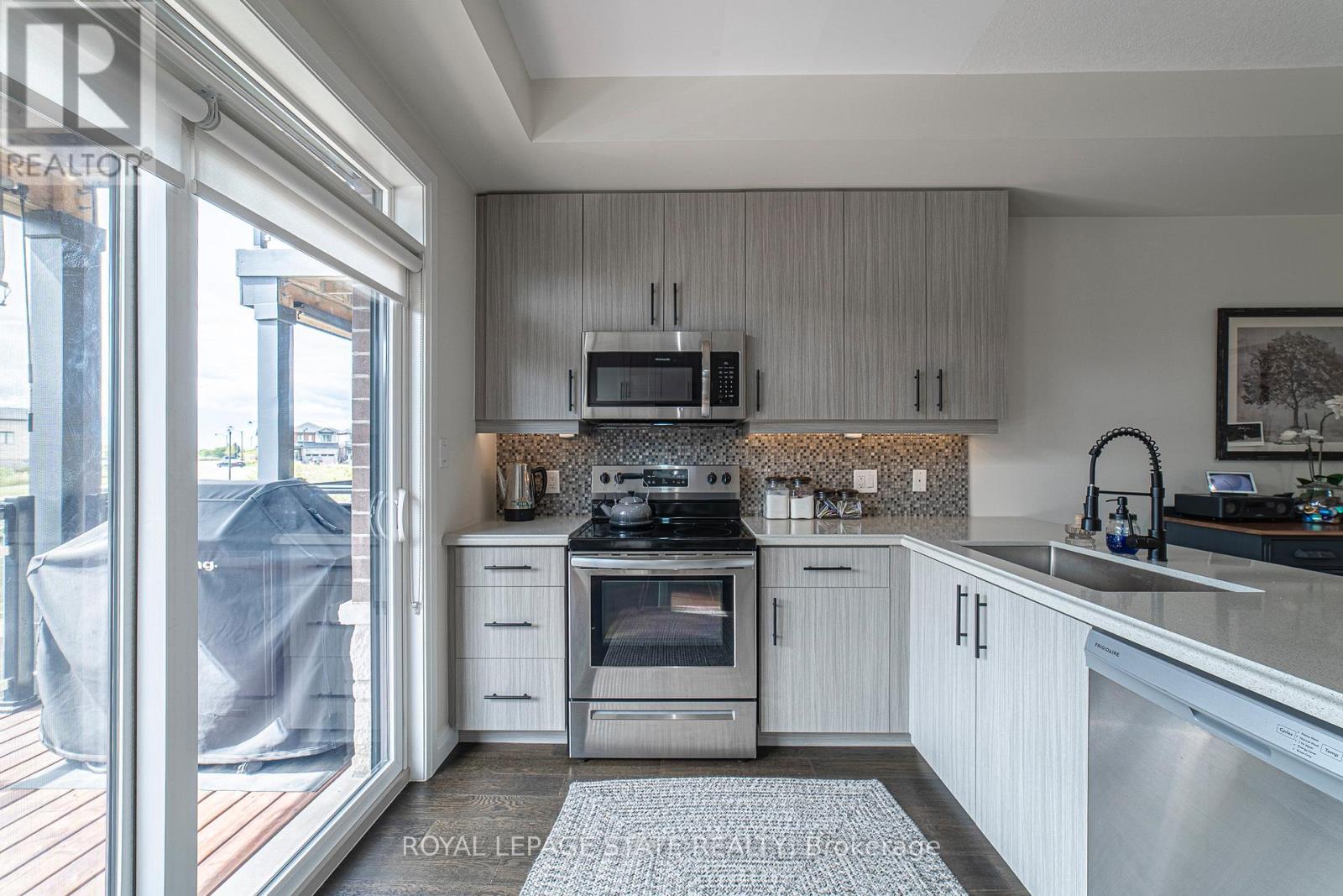 Photo 13 of 40 35 Midhurst Heights, Hamilton ON