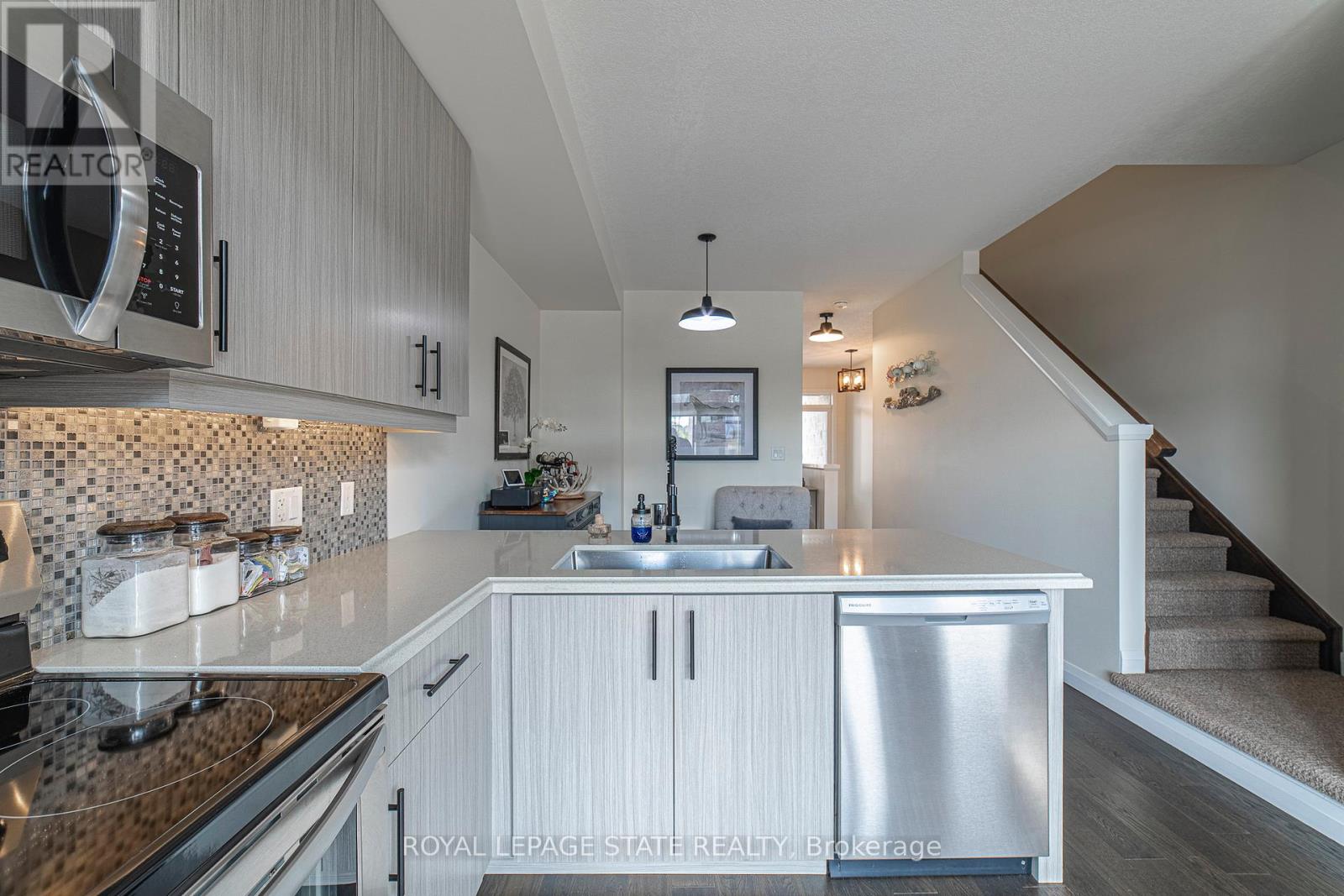 Photo 14 of 40 35 Midhurst Heights, Hamilton ON