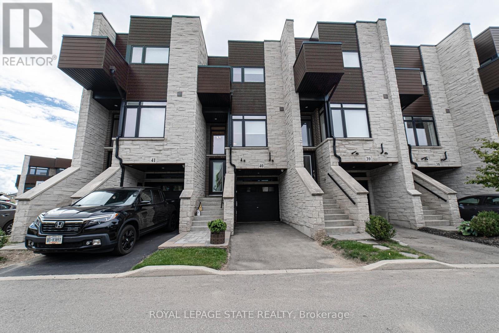 Photo 2 of 40 35 Midhurst Heights, Hamilton ON