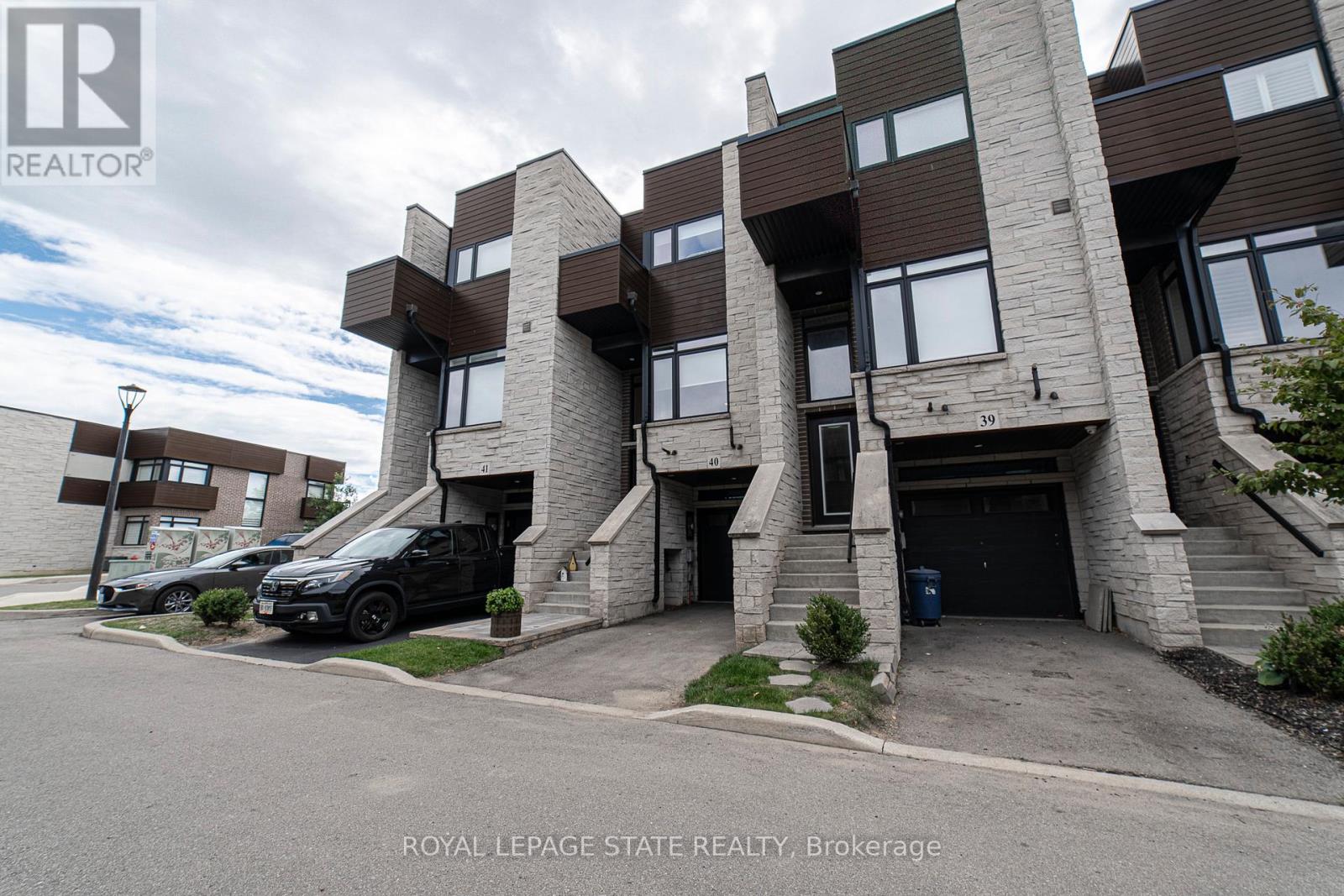 Photo 3 of 40 35 Midhurst Heights, Hamilton ON