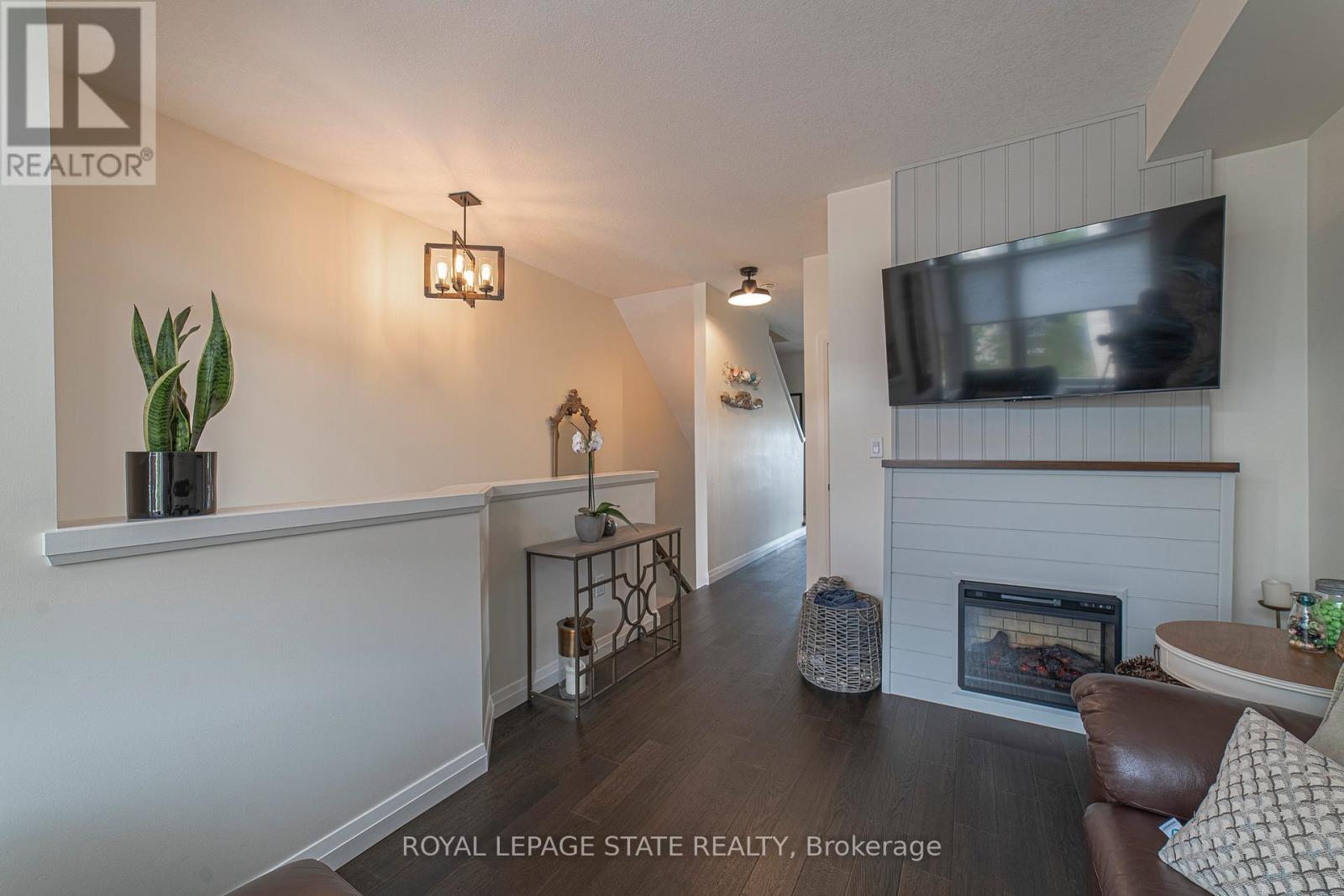Photo 8 of 40 35 Midhurst Heights, Hamilton ON