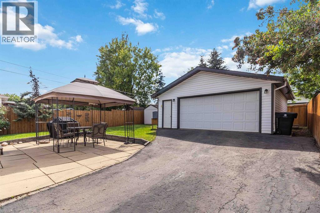 Photo 3 of 129 Ermine Crescent, Fort Mcmurray AB