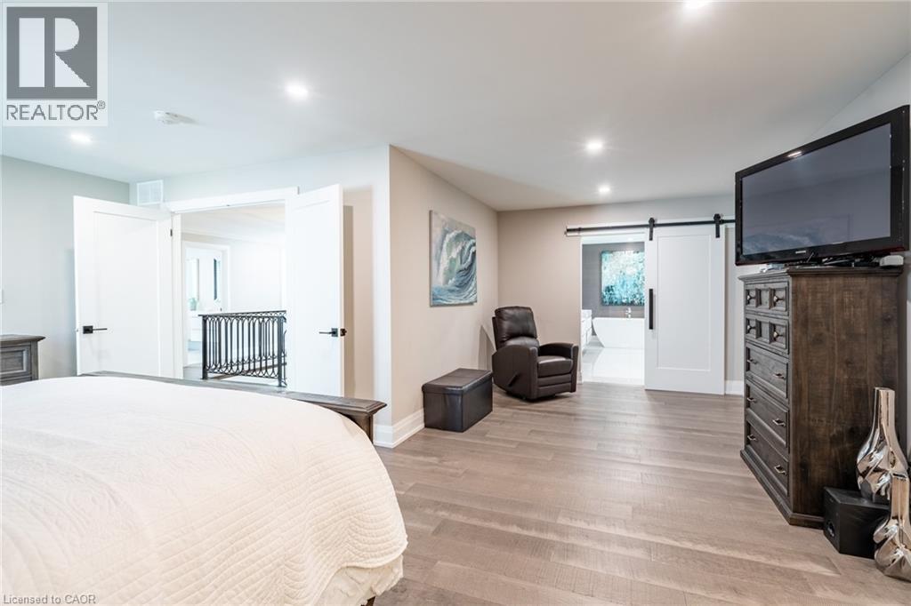 Photo 33 of 81 Flanders Drive, Waterdown ON
