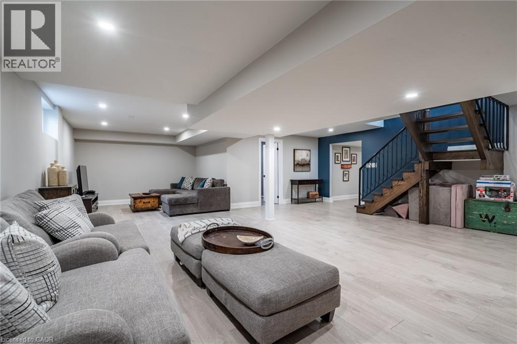 Photo 13 of 81 Flanders Drive, Waterdown ON