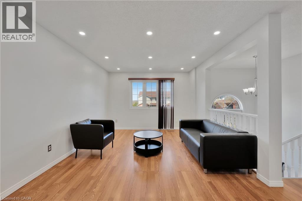 Photo 2 of 34 Phair Crescent, London ON