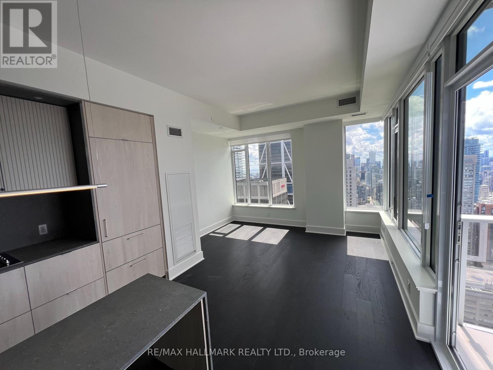 Photo 4 of 4709 11 Yorkville Avenue, Toronto ON