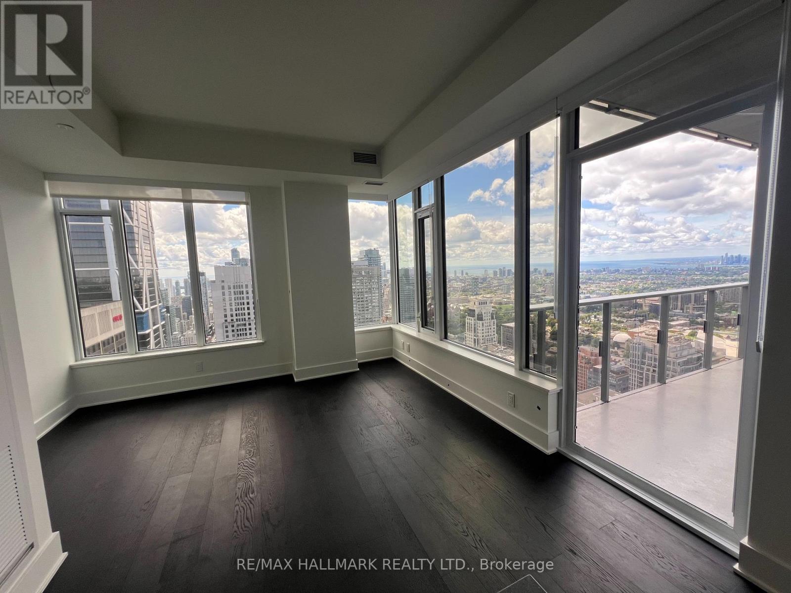 Photo 16 of 4709 11 Yorkville Avenue, Toronto ON