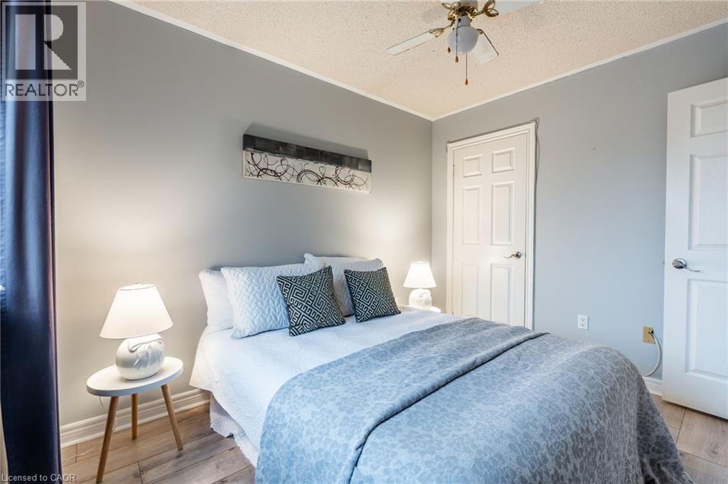 Photo 19 of 38 Fellowes Crescent, Waterdown ON