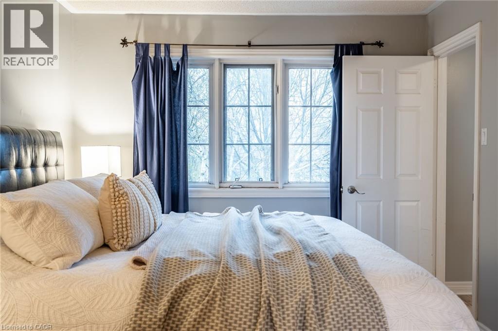 Photo 22 of 38 Fellowes Crescent, Waterdown ON