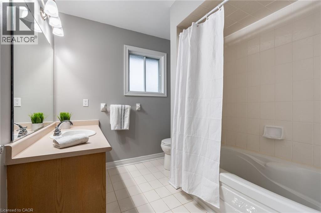 Photo 20 of 38 Fellowes Crescent, Waterdown ON