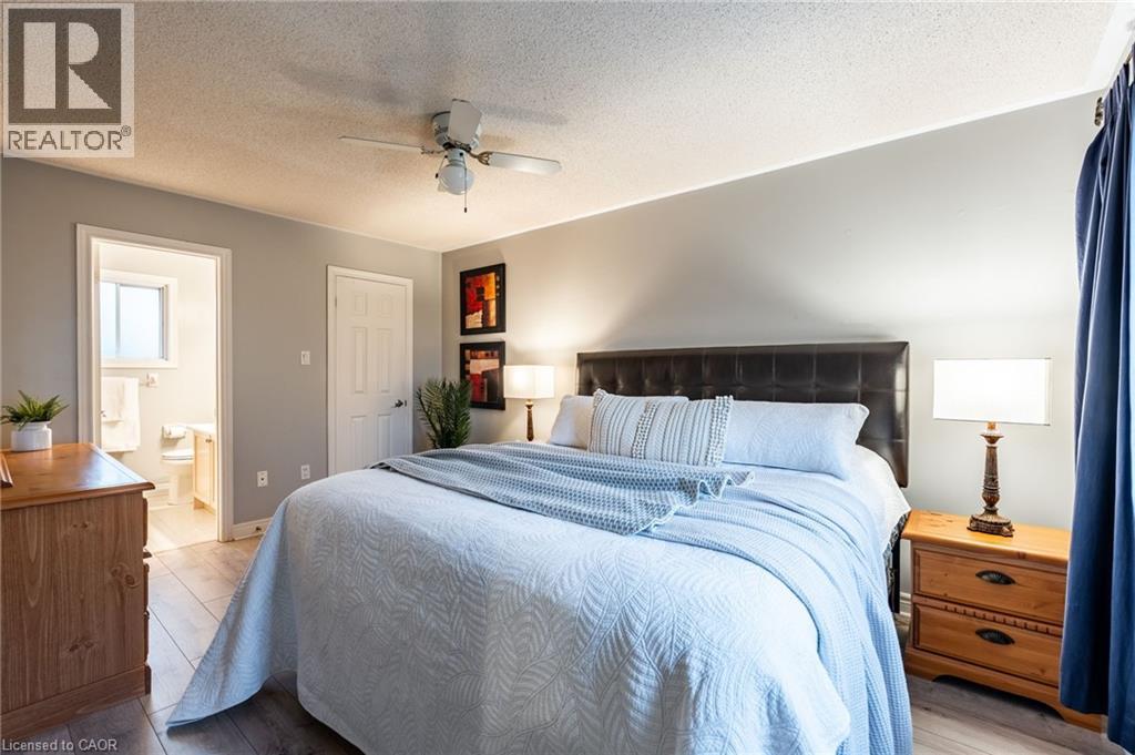 Photo 3 of 38 Fellowes Crescent, Waterdown ON