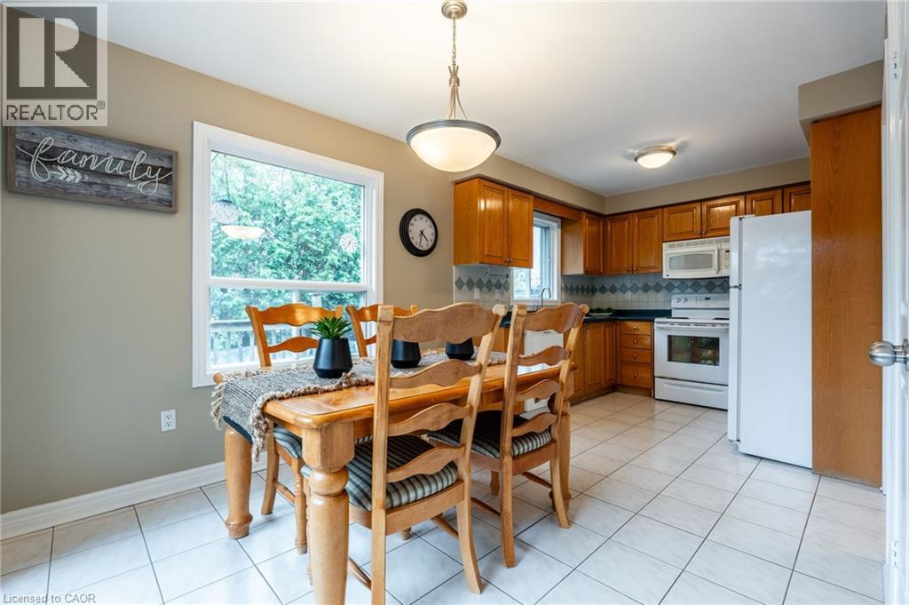 Photo 34 of 38 Fellowes Crescent, Waterdown ON