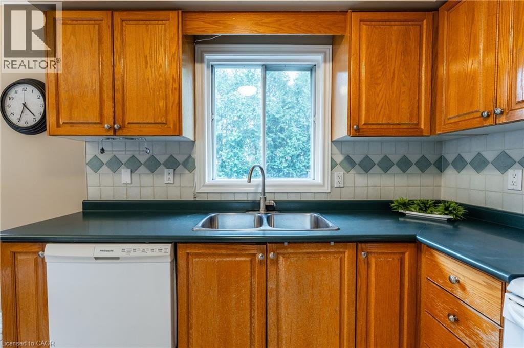 Photo 29 of 38 Fellowes Crescent, Waterdown ON