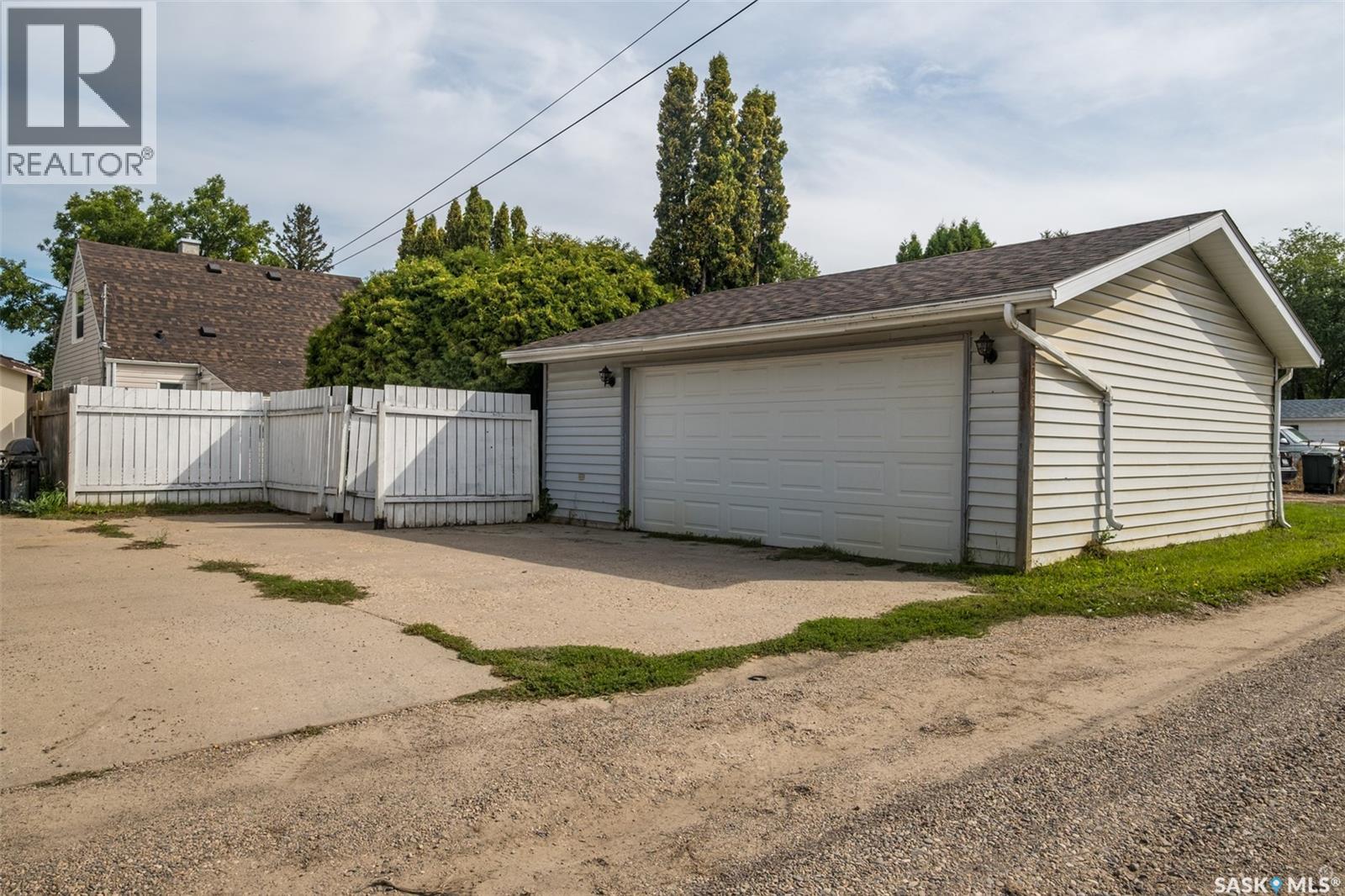 Photo 19 of 745 4th Street E, Prince Albert SK