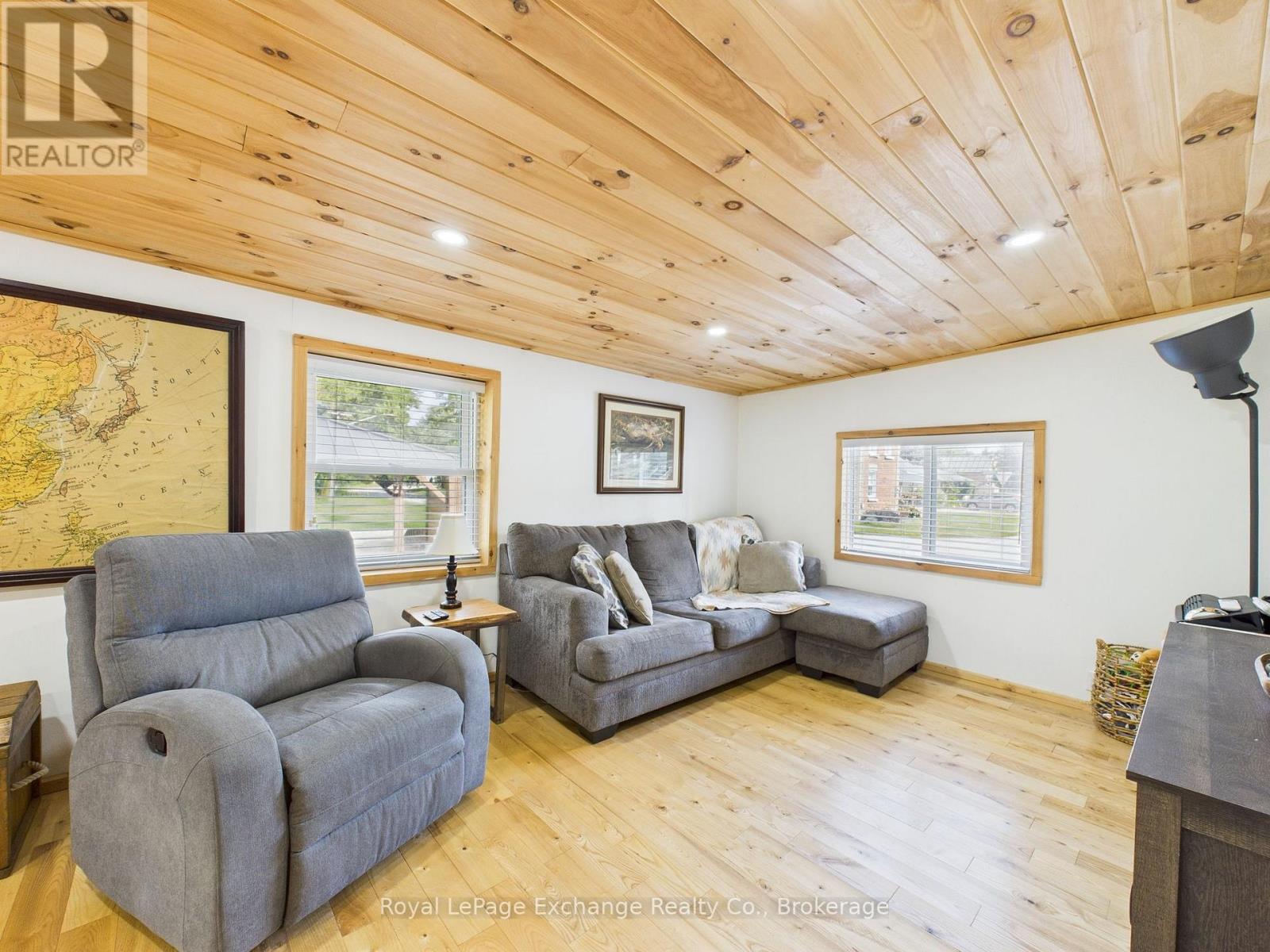 Photo 16 of 2061 Edward Street, Howick ON