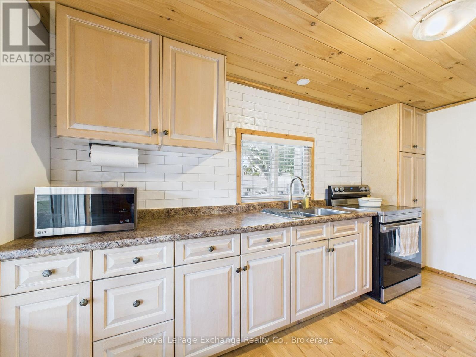 Photo 4 of 2061 Edward Street, Howick ON