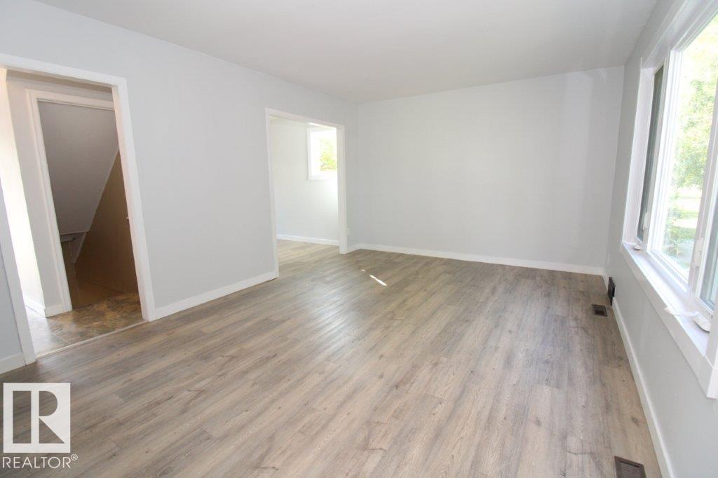 Photo 2 of 12143 59 St Nw, Edmonton AB
