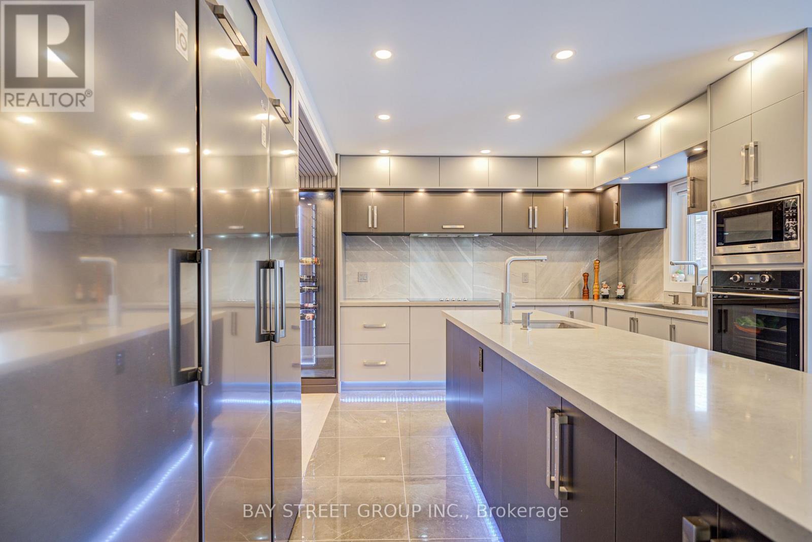 Photo 10 of 48 Coldstream Crescent, Richmond Hill ON