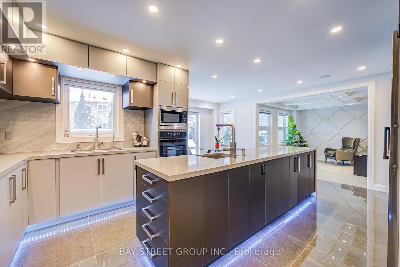 Photo 28 of 48 Coldstream Crescent, Richmond Hill ON