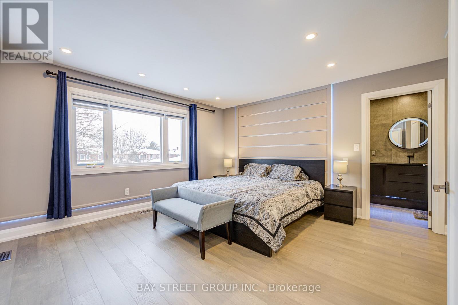 Photo 5 of 48 Coldstream Crescent, Richmond Hill ON