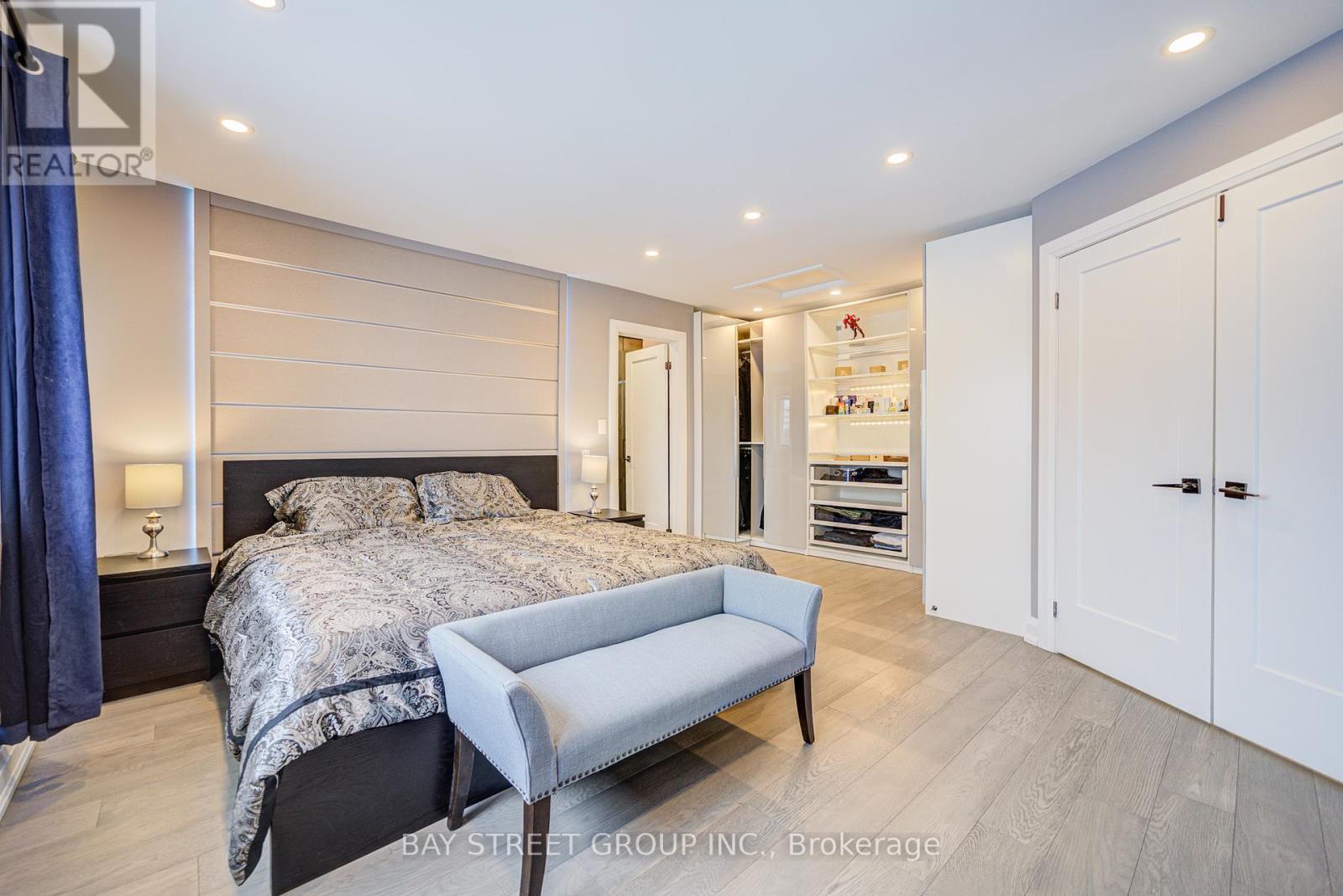 Photo 34 of 48 Coldstream Crescent, Richmond Hill ON