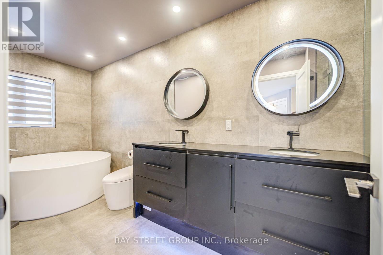Photo 6 of 48 Coldstream Crescent, Richmond Hill ON