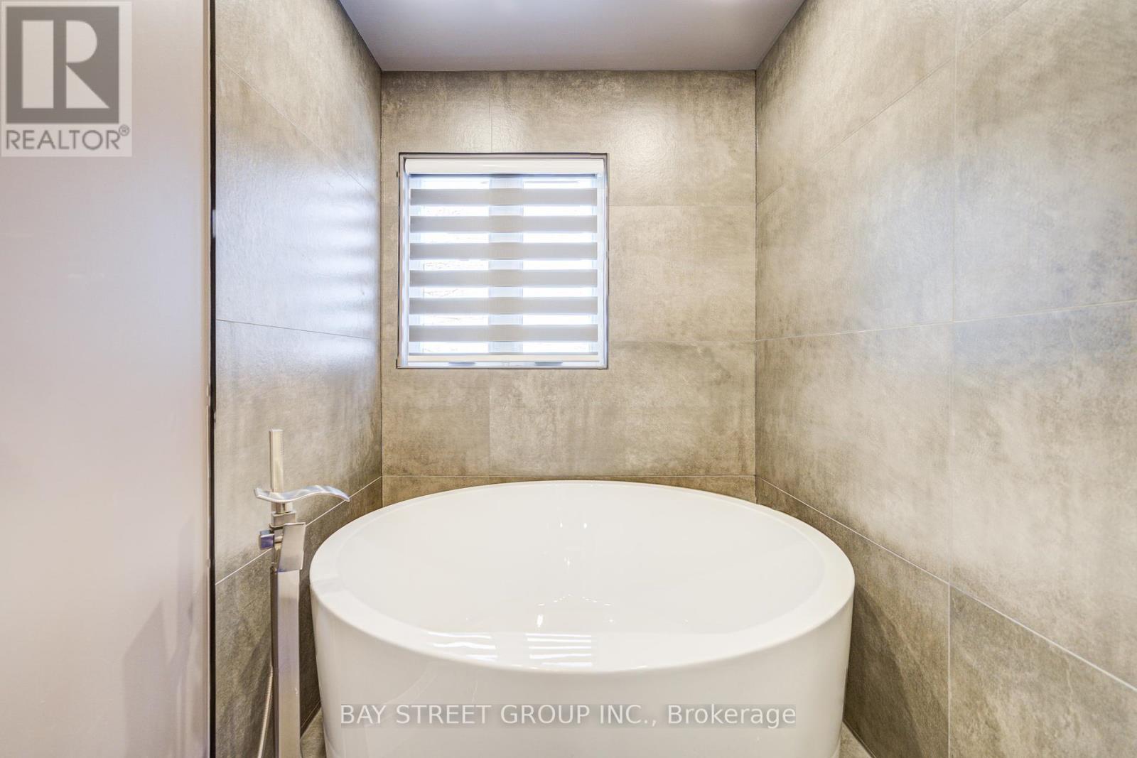 Photo 20 of 48 Coldstream Crescent, Richmond Hill ON
