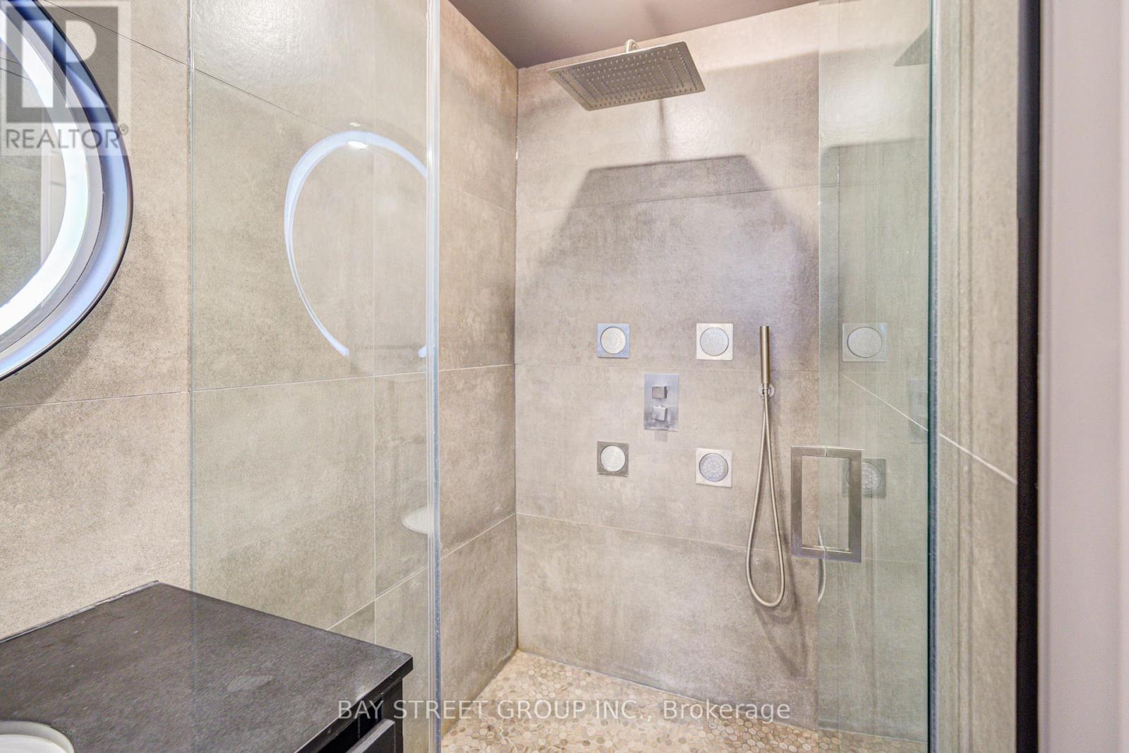Photo 41 of 48 Coldstream Crescent, Richmond Hill ON