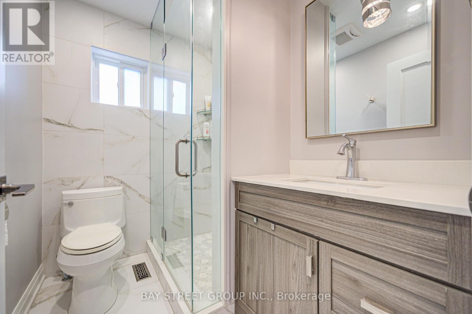 Photo 11 of 48 Coldstream Crescent, Richmond Hill ON