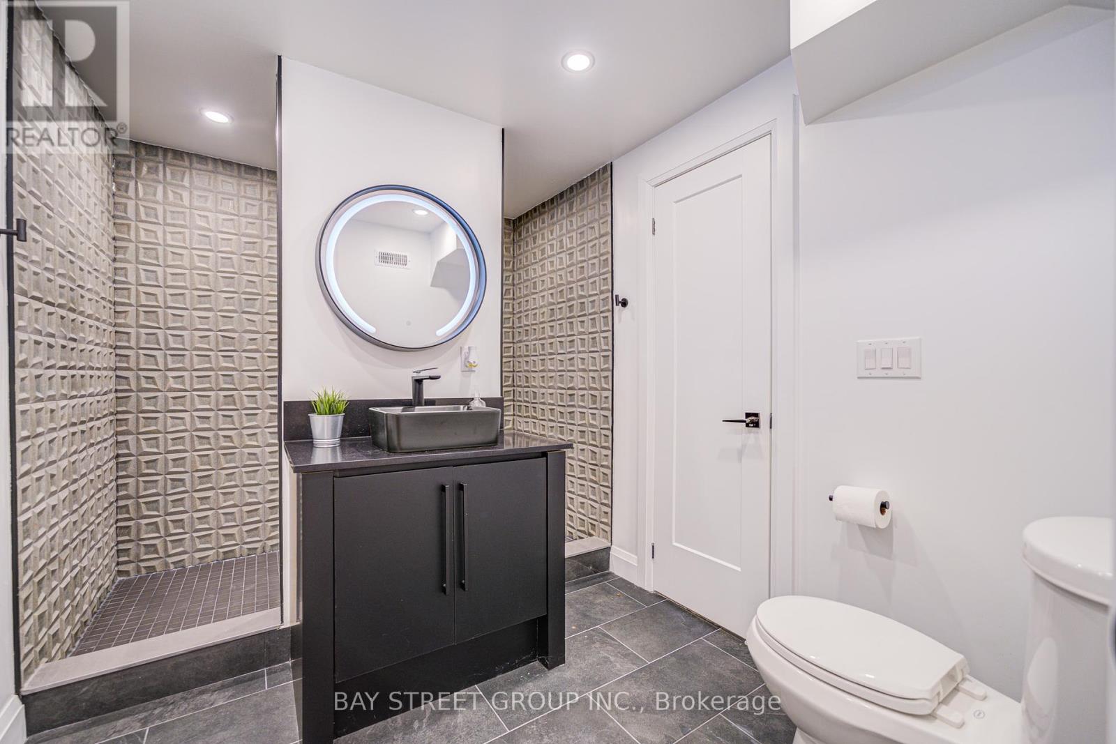 Photo 18 of 48 Coldstream Crescent, Richmond Hill ON