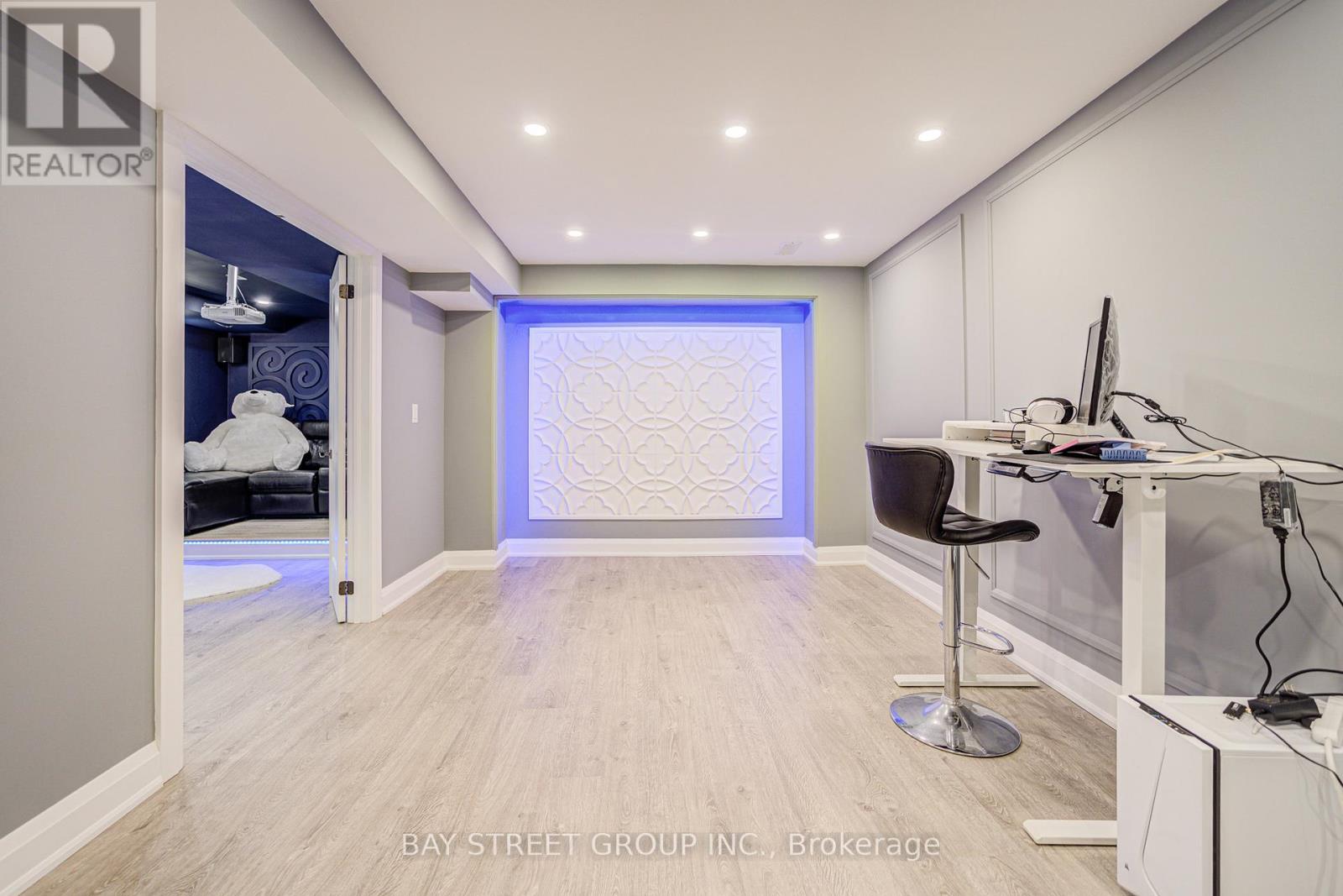 Photo 19 of 48 Coldstream Crescent, Richmond Hill ON