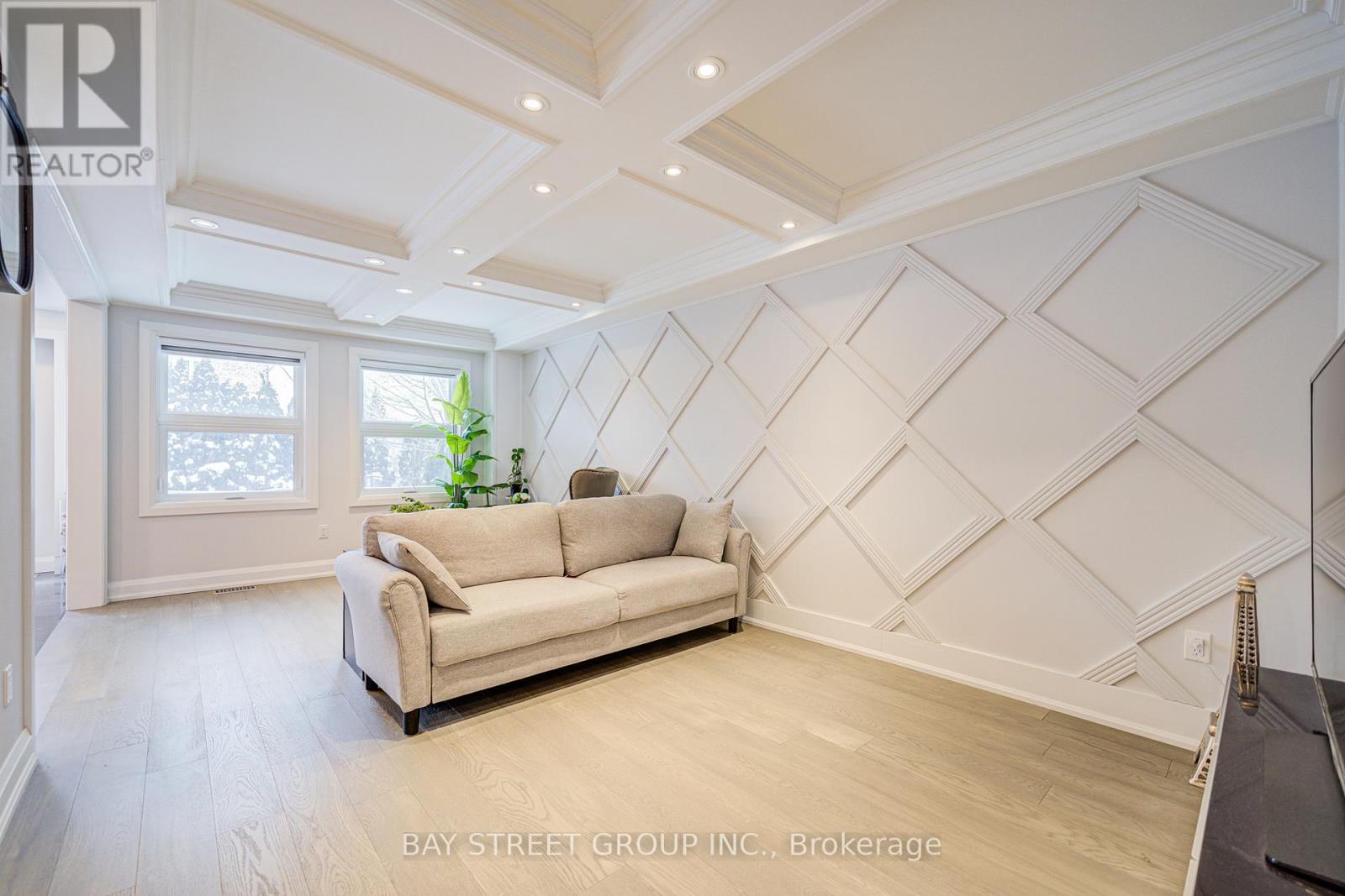 Photo 37 of 48 Coldstream Crescent, Richmond Hill ON