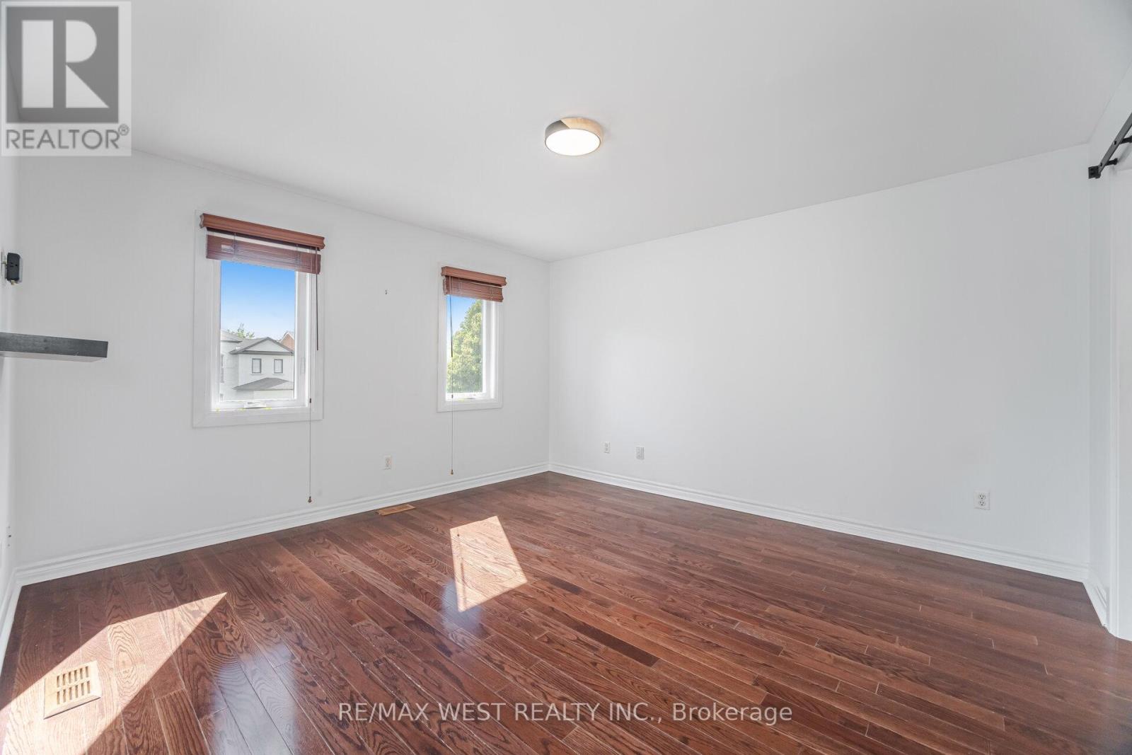 Photo 17 of 34 Willow Tree Street, Vaughan ON