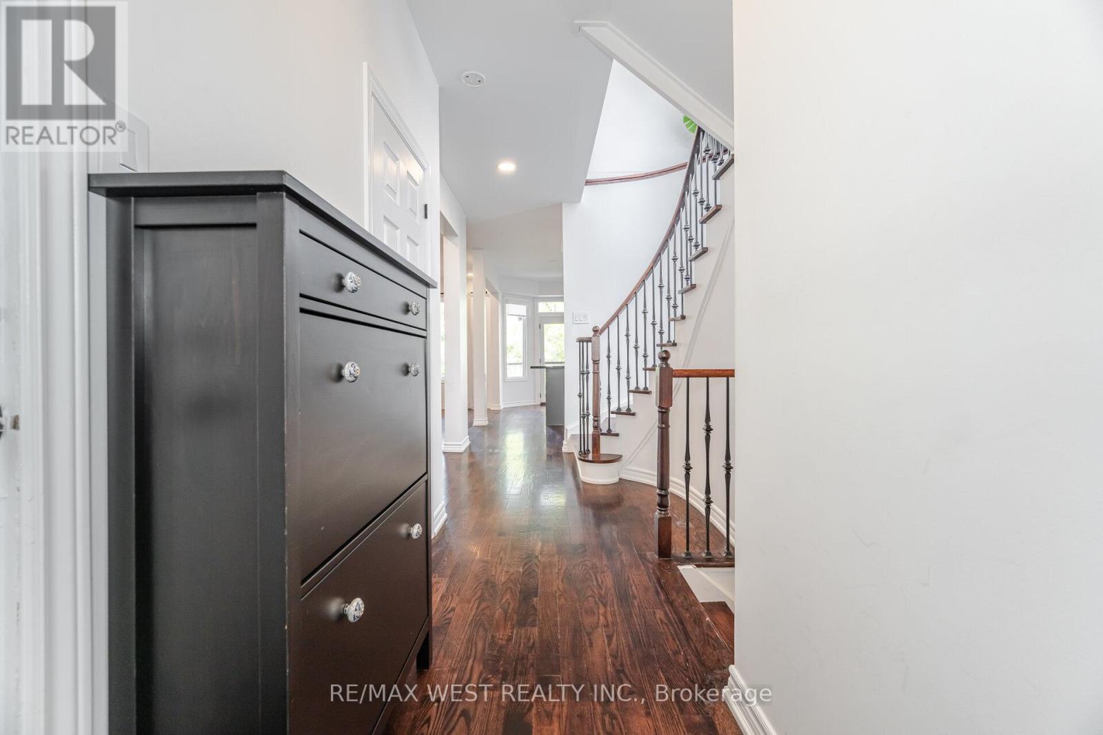 Photo 6 of 34 Willow Tree Street, Vaughan ON