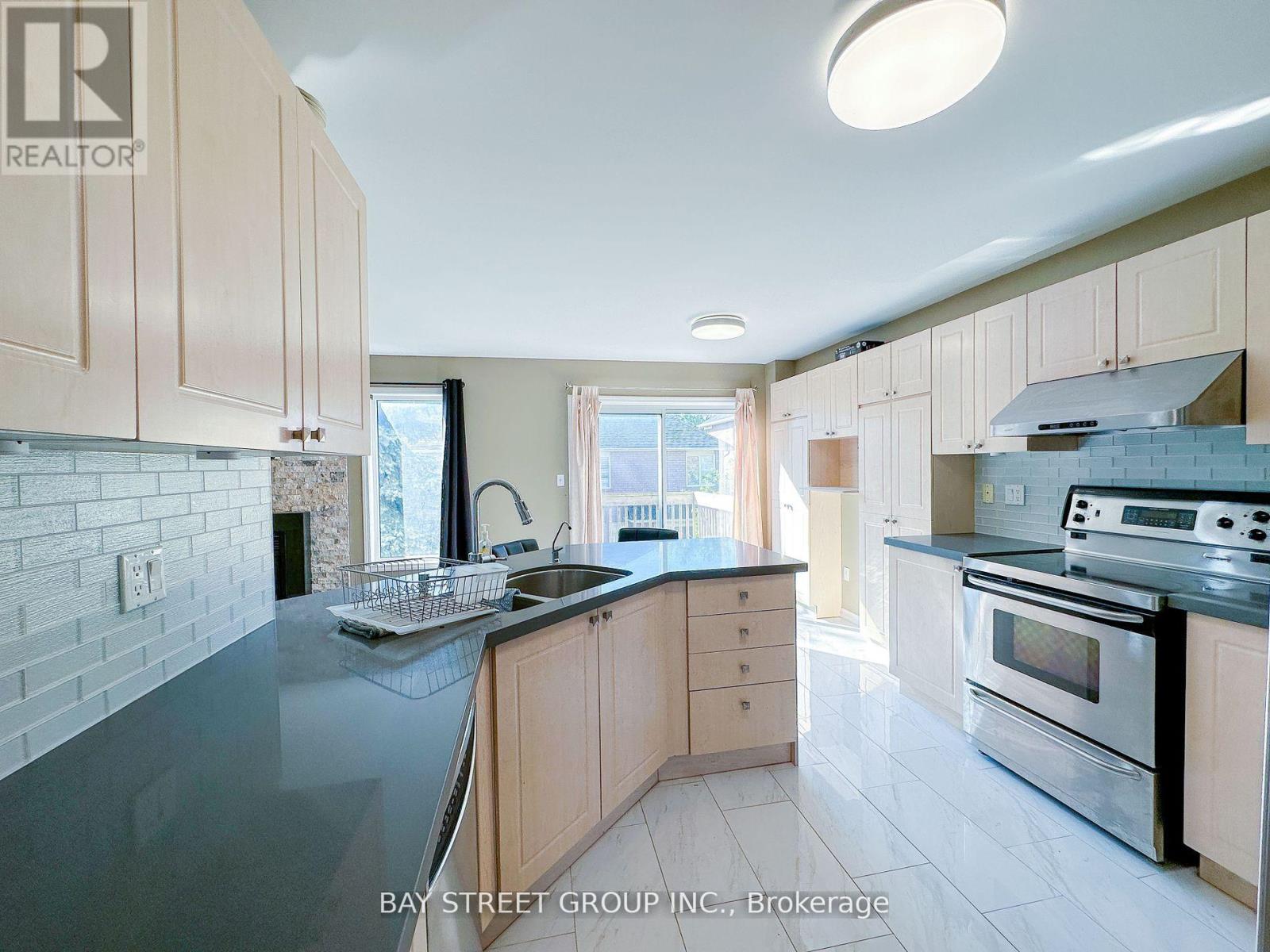 Photo 4 of 216 Equator Crescent, Vaughan ON