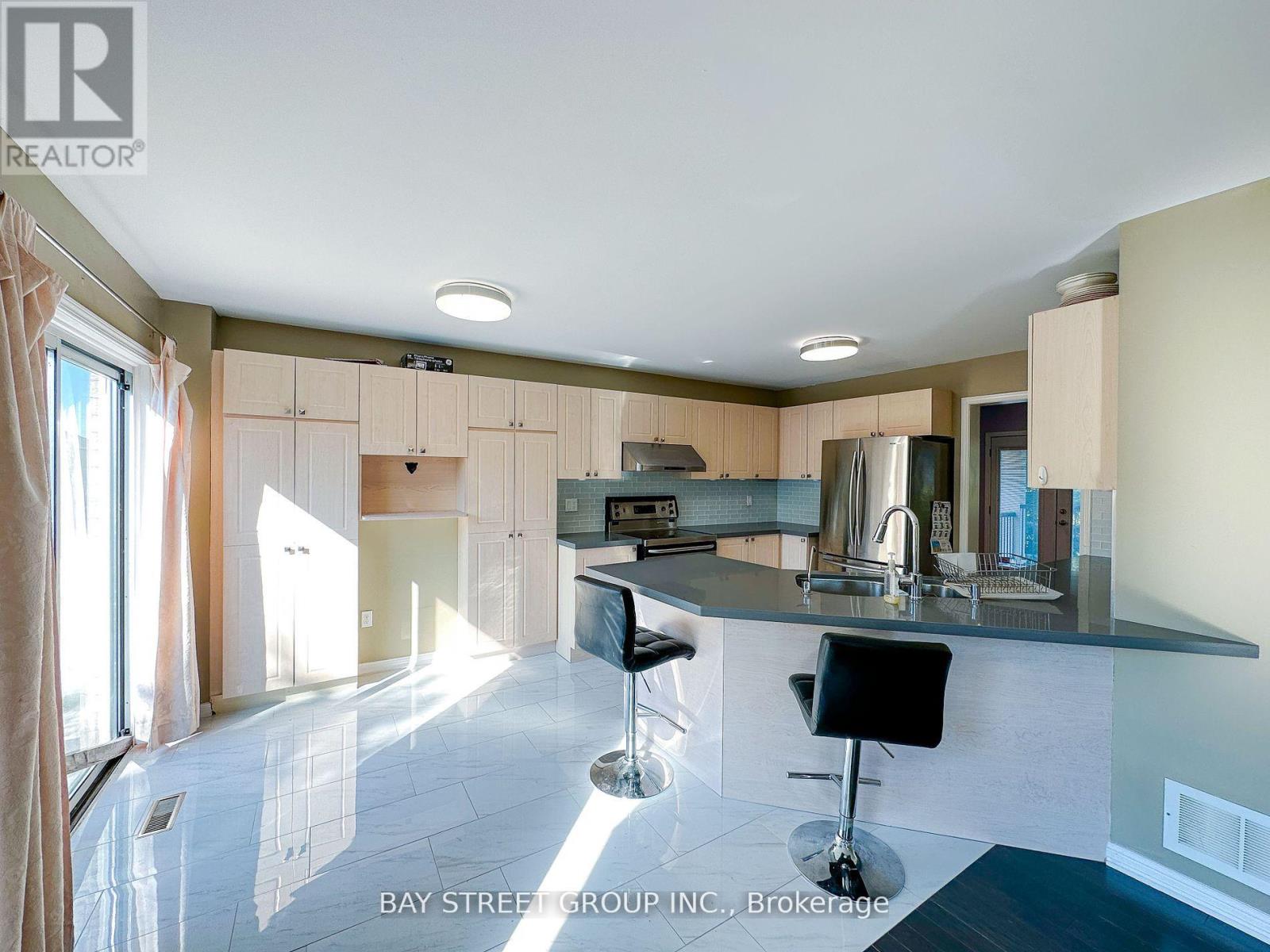 Photo 11 of 216 Equator Crescent, Vaughan ON